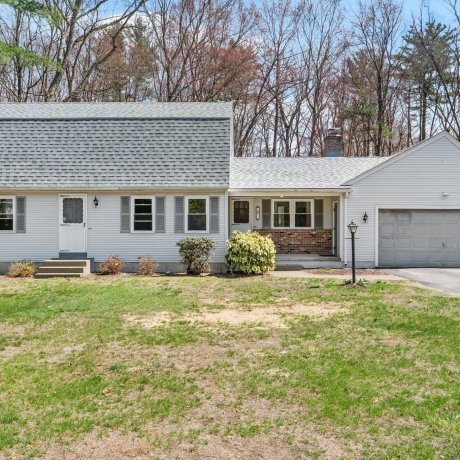 $499,900 8 Jeanne Circle, Southampton exterior photo